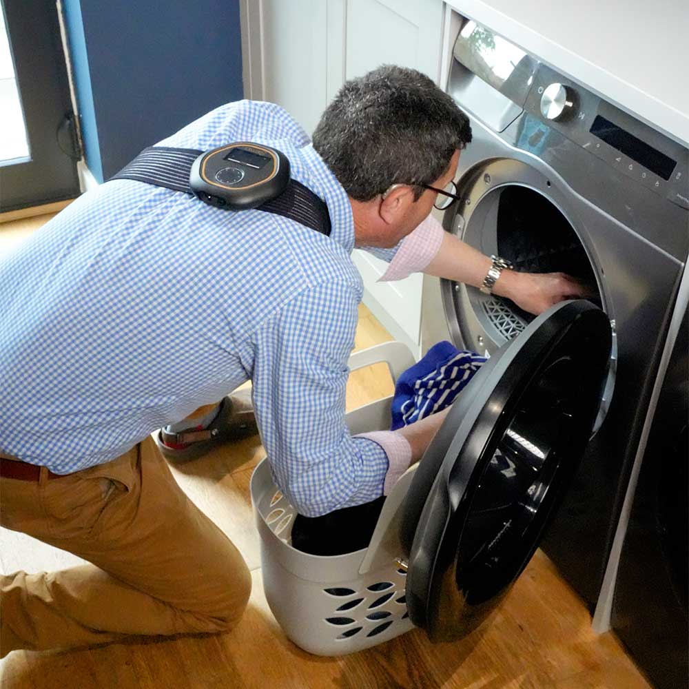 Getting washing out a washing machine wearing CELLER8 on back